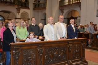Menschen beim Gottesdienst