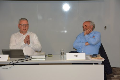 Links der Moderator Jan Šícha, rechts Prof. Dr. Jiří Fajt.
