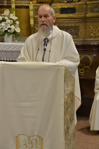 Priester bei der Predigt