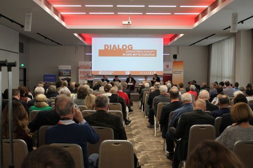 Gut gefüllter Konferenzsaal