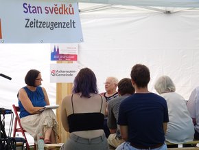 Gespräch im Zeitzeugenzelt