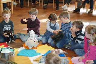 Kinder bei der Liturgie
