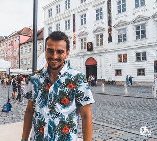 Junger Mann in Stadt