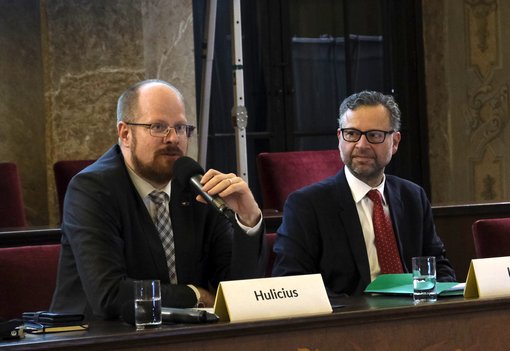 Eduard Hulicius, Stellv. Außenminister der Tschechischen Republik, und Politikwissenschaftler Dr. Kai-Olaf Lang im Dialog
