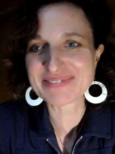 Film-Regisseurin Uli Decker bei ihren Ausführungen.