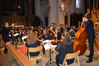 Orchester mit Dirigent