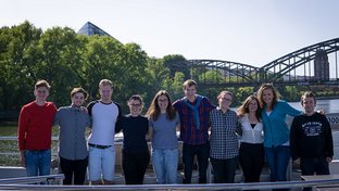 Jugendliche vor einer Brücke