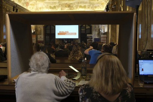 Dank der Übersetzung konnte das Symposium zweisprachig verfolgt werden